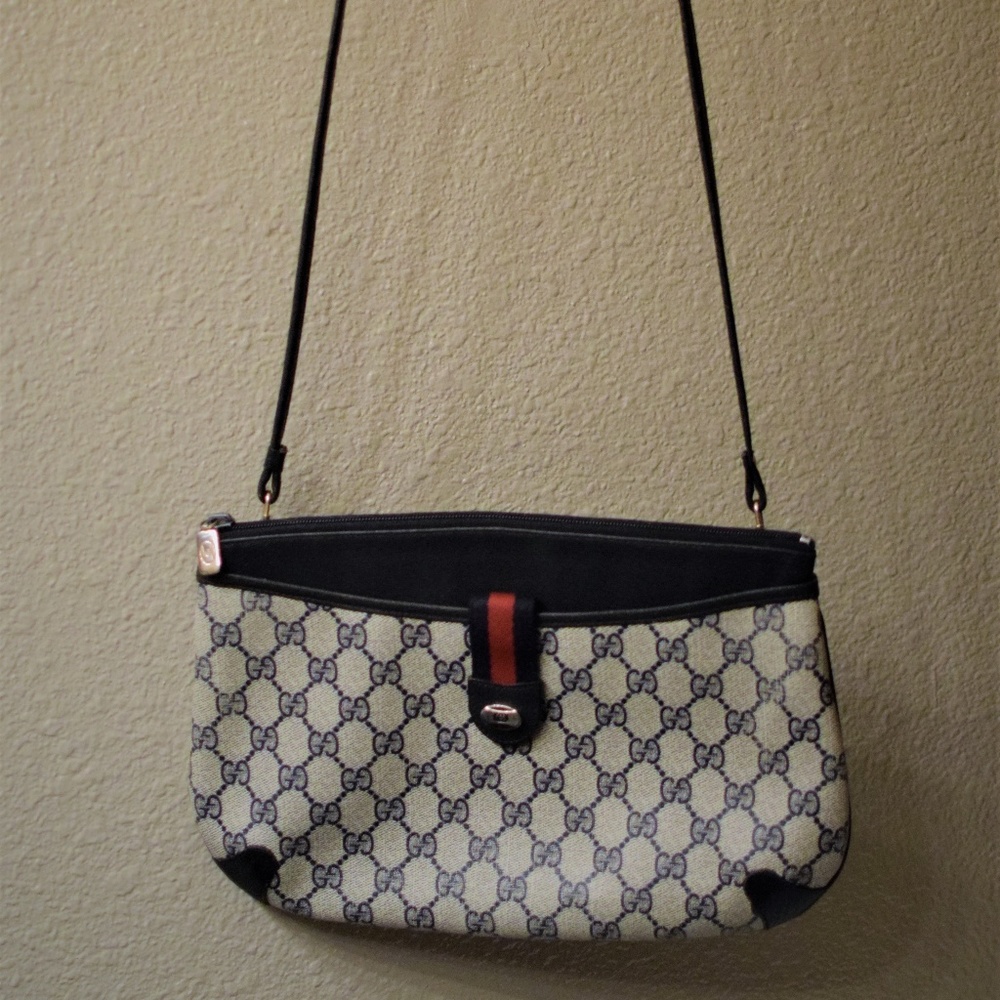 GUCCI Accessory Collection GG Signature Crossbody